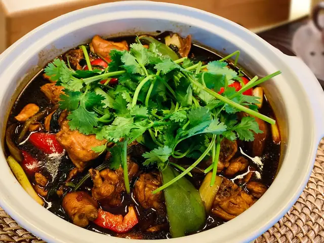 Qi Wei Chicken Claypot